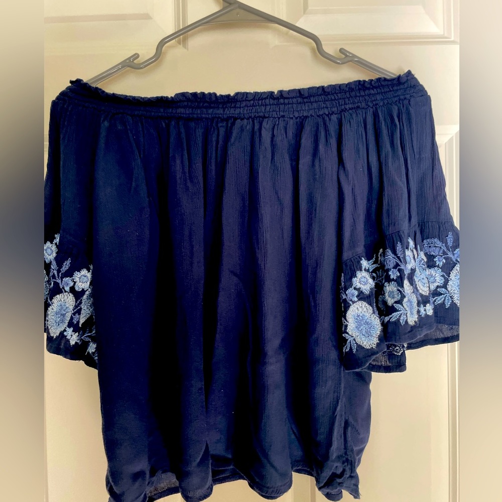 👚Hollister off-shoulder embroidered blue top, small